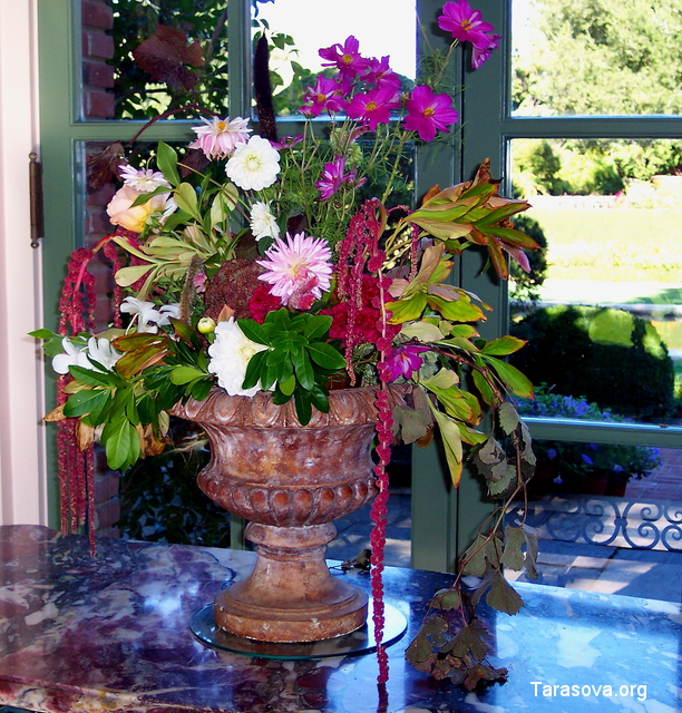 В доме везде стоят букеты из свежих цветов